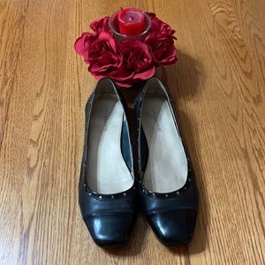 Black patent leather toe Easy Spirit gold studded flat shoes